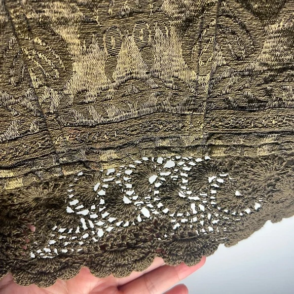 Gold Lace Sleeveless Vest - Picture 4 of 11